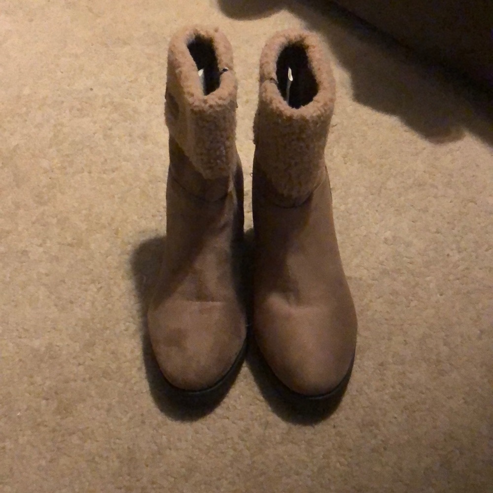 Brown boots with fur